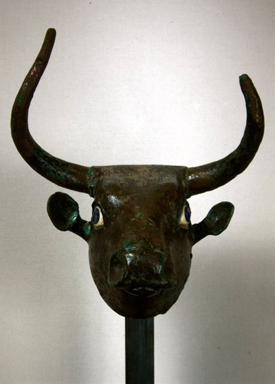 Cabeza de un toro, con inscripción real sumeria, montura para una pieza de mobiliario o para un arpa, post restauración, de Telloh (antigua Girsu) Período Dinástico Temprano, c.2500-2400 a.C. de Sumerian